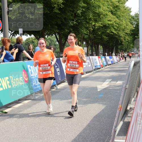 15.06.2025 - REWE Women's Run Strokosch-Dieckow http://msf.ph/oto/7939469 15.06.2025 11:15:15 Ziel 5312, 5331 meine-sportfotos.de