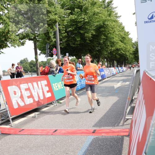 15.06.2025 - REWE Women's Run Strokosch-Dieckow http://msf.ph/oto/7939481 15.06.2025 11:15:16 Ziel 5312, 5331 meine-sportfotos.de