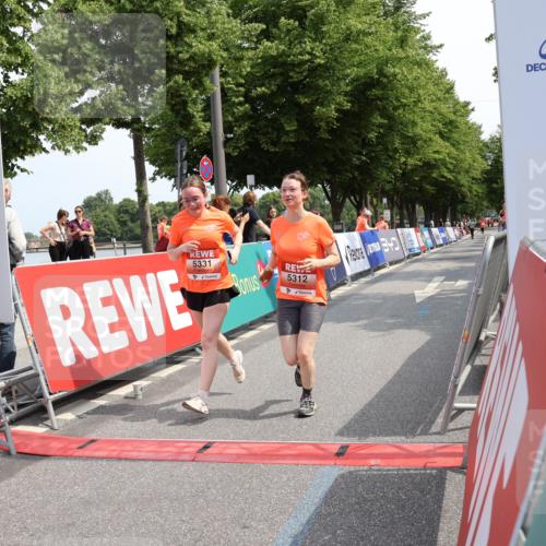 15.06.2025 - REWE Women's Run Strokosch-Dieckow http://msf.ph/oto/7939497 15.06.2025 11:15:16 Ziel 5312, 5331 meine-sportfotos.de