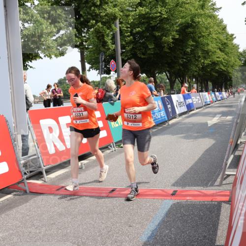 15.06.2025 - REWE Women's Run Strokosch-Dieckow http://msf.ph/oto/7939505 15.06.2025 11:15:17 Ziel 5312, 5331 meine-sportfotos.de
