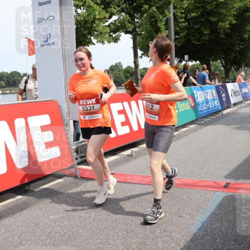 15.06.2025 - REWE Women's Run Strokosch-Dieckow http://msf.ph/oto/7939515 15.06.2025 11:15:17 Ziel 5312, 5331 meine-sportfotos.de