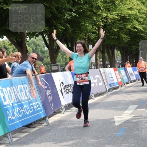 15.06.2025 - REWE Women's Run Strokosch-Dieckow http://msf.ph/oto/7939536 15.06.2025 11:15:34 Ziel 5463 meine-sportfotos.de