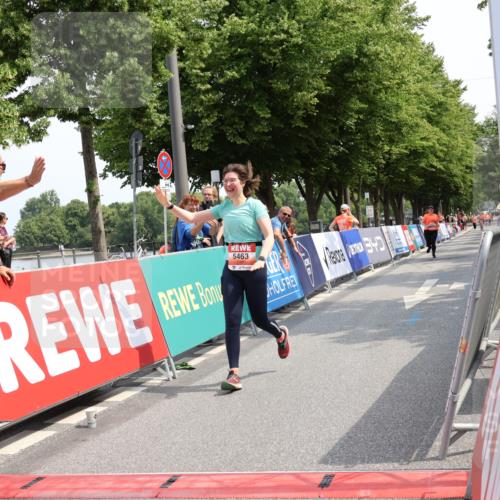 15.06.2025 - REWE Women's Run Strokosch-Dieckow http://msf.ph/oto/7939565 15.06.2025 11:15:36 Ziel 5463, 5664 meine-sportfotos.de