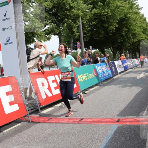 15.06.2025 - REWE Women's Run Strokosch-Dieckow http://msf.ph/oto/7939596 15.06.2025 11:15:36 Ziel 5463, 5664 meine-sportfotos.de