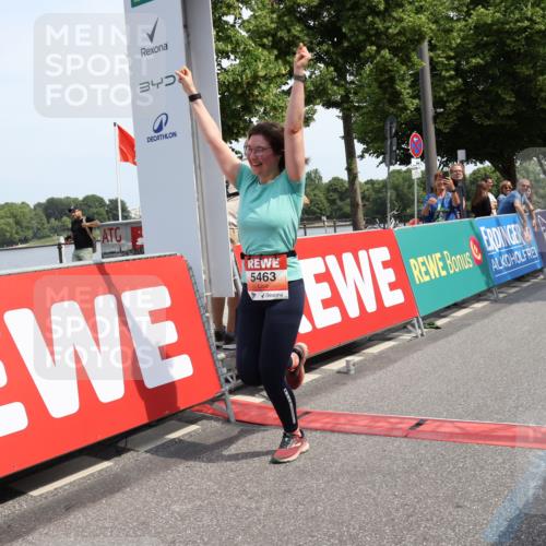 15.06.2025 - REWE Women's Run Strokosch-Dieckow http://msf.ph/oto/7939609 15.06.2025 11:15:37 Ziel 5463, 5664 meine-sportfotos.de