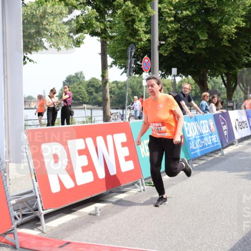 15.06.2025 - REWE Women's Run Strokosch-Dieckow http://msf.ph/oto/7939708 15.06.2025 11:16:04 Ziel 5487, 5561, 5610 meine-sportfotos.de