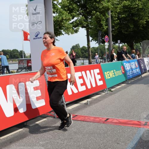 15.06.2025 - REWE Women's Run Strokosch-Dieckow http://msf.ph/oto/7939726 15.06.2025 11:16:05 Ziel 5487, 5561, 5610 meine-sportfotos.de