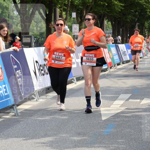 15.06.2025 - REWE Women's Run Strokosch-Dieckow http://msf.ph/oto/7939733 15.06.2025 11:16:07 Ziel 5487, 5561, 5610 meine-sportfotos.de