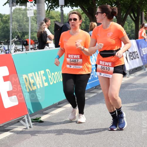 15.06.2025 - REWE Women's Run Strokosch-Dieckow http://msf.ph/oto/7939756 15.06.2025 11:16:09 Ziel 5118, 5172, 5289, 5487, 5561, 5610 meine-sportfotos.de