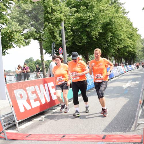 15.06.2025 - REWE Women's Run Strokosch-Dieckow http://msf.ph/oto/7939846 15.06.2025 11:16:14 Ziel 5118, 5172, 5289, 5487, 5610 meine-sportfotos.de