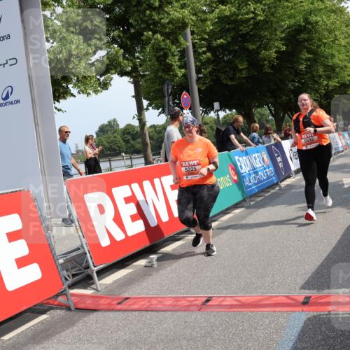 15.06.2025 - REWE Women's Run Strokosch-Dieckow http://msf.ph/oto/7939968 15.06.2025 11:16:29 Ziel 5225, 5592 meine-sportfotos.de