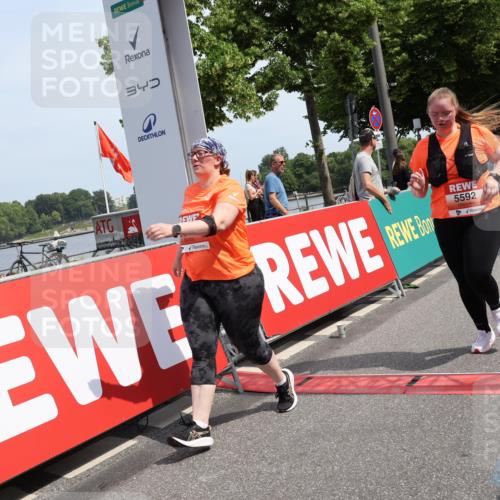 15.06.2025 - REWE Women's Run Strokosch-Dieckow http://msf.ph/oto/7939999 15.06.2025 11:16:30 Ziel 5225, 5592 meine-sportfotos.de