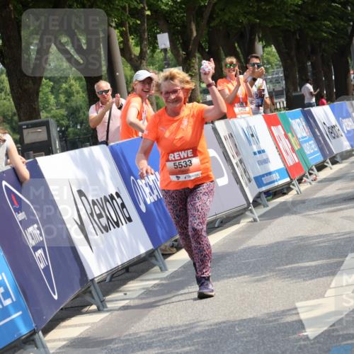 15.06.2025 - REWE Women's Run Strokosch-Dieckow http://msf.ph/oto/7940029 15.06.2025 11:16:36 Ziel 5225, 5533, 5592 meine-sportfotos.de