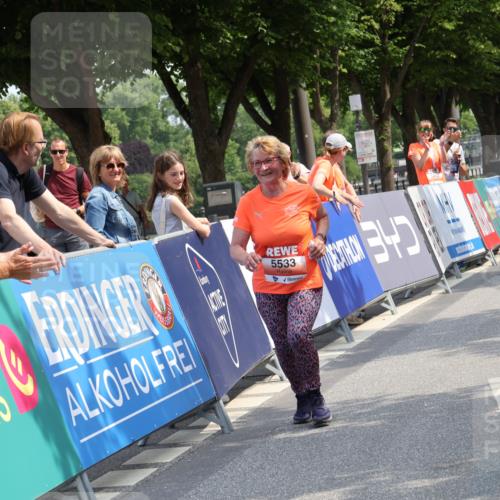 15.06.2025 - REWE Women's Run Strokosch-Dieckow http://msf.ph/oto/7940048 15.06.2025 11:16:37 Ziel 5533, 5592 meine-sportfotos.de