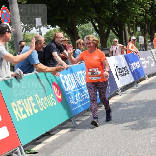 15.06.2025 - REWE Women's Run Strokosch-Dieckow http://msf.ph/oto/7940078 15.06.2025 11:16:38 Ziel 5533 meine-sportfotos.de
