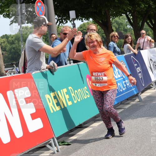 15.06.2025 - REWE Women's Run Strokosch-Dieckow http://msf.ph/oto/7940092 15.06.2025 11:16:39 Ziel 5533 meine-sportfotos.de