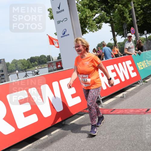 15.06.2025 - REWE Women's Run Strokosch-Dieckow http://msf.ph/oto/7940160 15.06.2025 11:16:41 Ziel 5533 meine-sportfotos.de