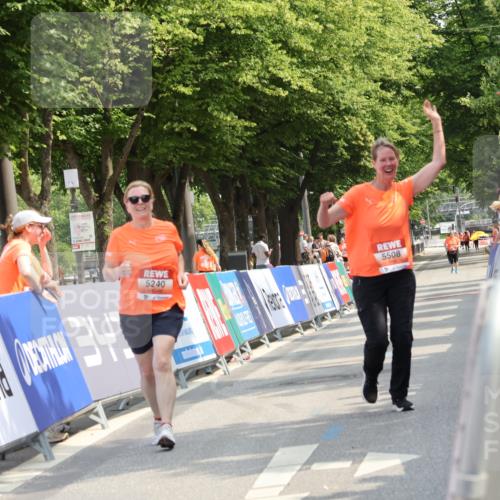 15.06.2025 - REWE Women's Run Strokosch-Dieckow http://msf.ph/oto/7940179 15.06.2025 11:17:08 Ziel 5240, 5508 meine-sportfotos.de