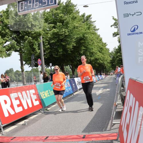 15.06.2025 - REWE Women's Run Strokosch-Dieckow http://msf.ph/oto/7940226 15.06.2025 11:17:12 Ziel 5240, 5508 meine-sportfotos.de