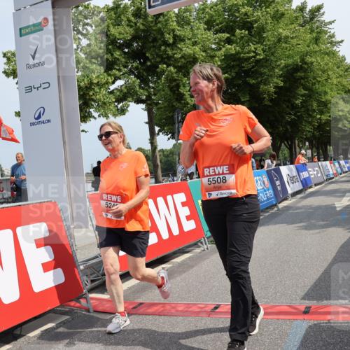 15.06.2025 - REWE Women's Run Strokosch-Dieckow http://msf.ph/oto/7940275 15.06.2025 11:17:14 Ziel 5240, 5508 meine-sportfotos.de