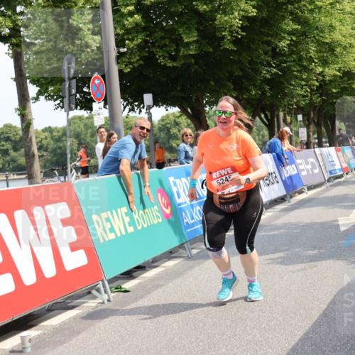 15.06.2025 - REWE Women's Run Strokosch-Dieckow http://msf.ph/oto/7940319 15.06.2025 11:17:44 Ziel 5245 meine-sportfotos.de