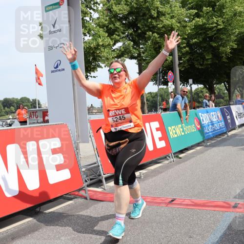 15.06.2025 - REWE Women's Run Strokosch-Dieckow http://msf.ph/oto/7940357 15.06.2025 11:17:46 Ziel 5245 meine-sportfotos.de