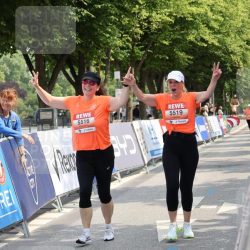 15.06.2025 - REWE Women's Run Strokosch-Dieckow http://msf.ph/oto/7940369 15.06.2025 11:18:54 Ziel 5516, 5519 meine-sportfotos.de