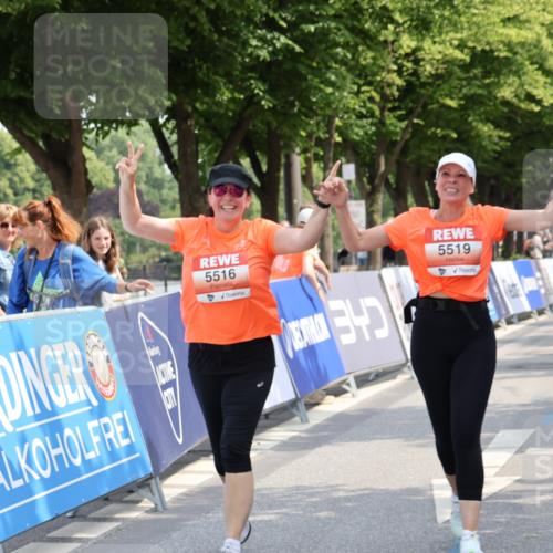 15.06.2025 - REWE Women's Run Strokosch-Dieckow http://msf.ph/oto/7940381 15.06.2025 11:18:55 Ziel 5516, 5519 meine-sportfotos.de
