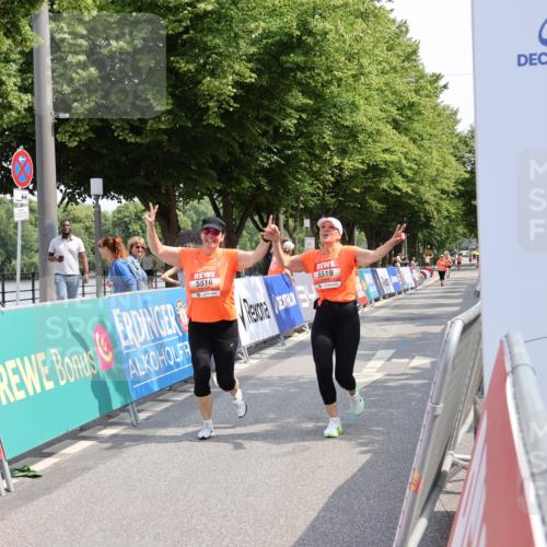 15.06.2025 - REWE Women's Run Strokosch-Dieckow http://msf.ph/oto/7940396 15.06.2025 11:18:55 Ziel 5516, 5519 meine-sportfotos.de