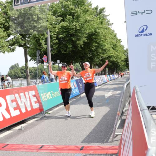 15.06.2025 - REWE Women's Run Strokosch-Dieckow http://msf.ph/oto/7940419 15.06.2025 11:18:56 Ziel 5516, 5519 meine-sportfotos.de