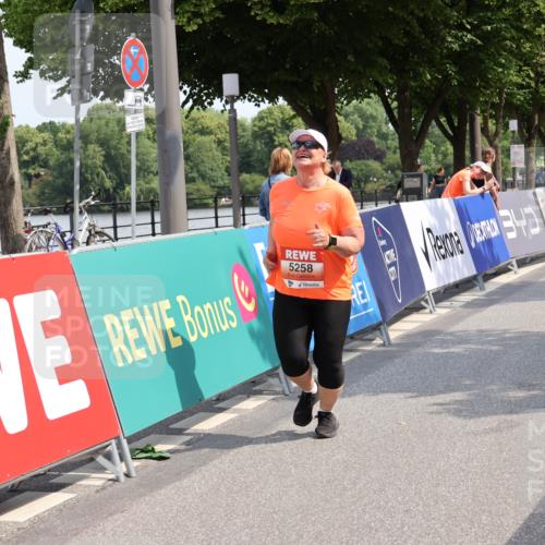 15.06.2025 - REWE Women's Run Strokosch-Dieckow http://msf.ph/oto/7940510 15.06.2025 11:19:18 Ziel 5258 meine-sportfotos.de