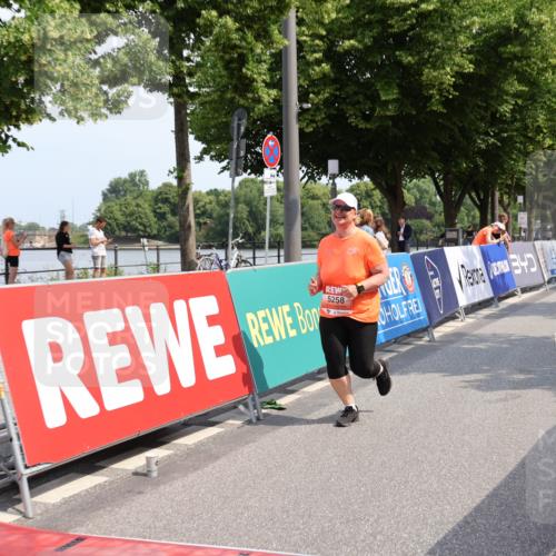 15.06.2025 - REWE Women's Run Strokosch-Dieckow http://msf.ph/oto/7940518 15.06.2025 11:19:19 Ziel 5258 meine-sportfotos.de