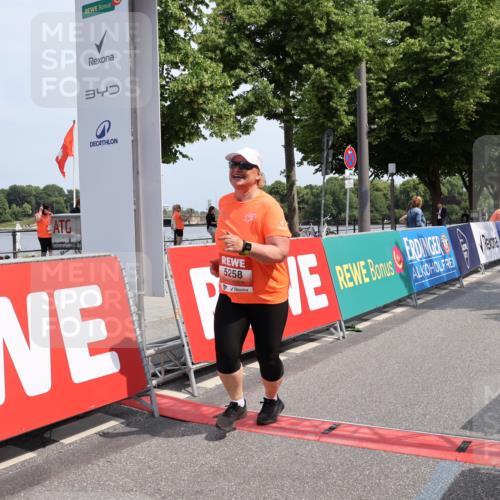 15.06.2025 - REWE Women's Run Strokosch-Dieckow http://msf.ph/oto/7940559 15.06.2025 11:19:20 Ziel 5258 meine-sportfotos.de
