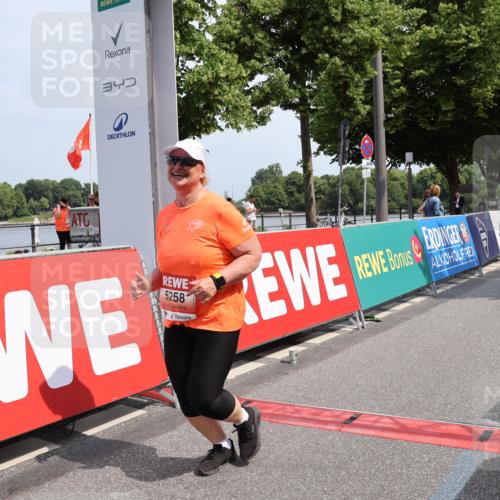 15.06.2025 - REWE Women's Run Strokosch-Dieckow http://msf.ph/oto/7940570 15.06.2025 11:19:20 Ziel 5258 meine-sportfotos.de
