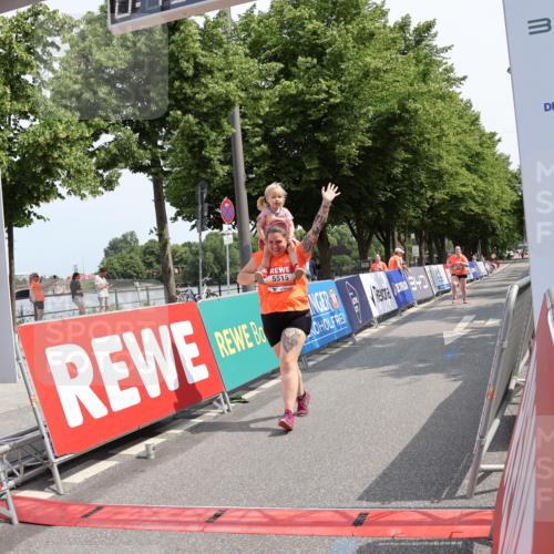 15.06.2025 - REWE Women's Run Strokosch-Dieckow http://msf.ph/oto/7940670 15.06.2025 11:19:31 Ziel 5515, 5626 meine-sportfotos.de