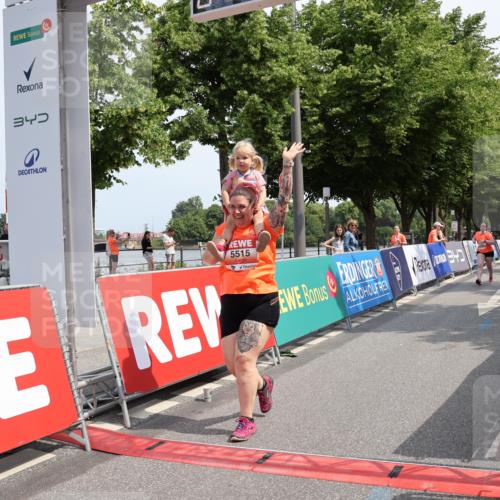 15.06.2025 - REWE Women's Run Strokosch-Dieckow http://msf.ph/oto/7940688 15.06.2025 11:19:32 Ziel 5515, 5626 meine-sportfotos.de