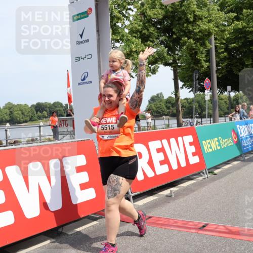 15.06.2025 - REWE Women's Run Strokosch-Dieckow http://msf.ph/oto/7940712 15.06.2025 11:19:32 Ziel 5515, 5626 meine-sportfotos.de