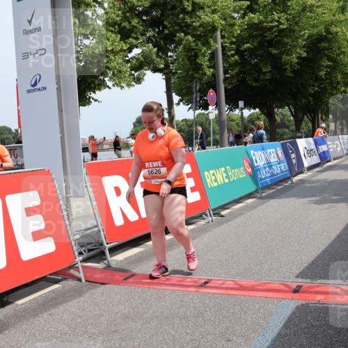 15.06.2025 - REWE Women's Run Strokosch-Dieckow http://msf.ph/oto/7940760 15.06.2025 11:19:37 Ziel 5515, 5626 meine-sportfotos.de
