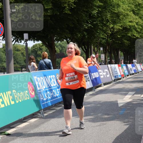 15.06.2025 - REWE Women's Run Strokosch-Dieckow http://msf.ph/oto/7940807 15.06.2025 11:20:34 Ziel 5569 meine-sportfotos.de