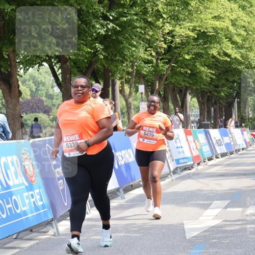 15.06.2025 - REWE Women's Run Strokosch-Dieckow http://msf.ph/oto/7940926 15.06.2025 11:22:07 Ziel 5338, 5409 meine-sportfotos.de
