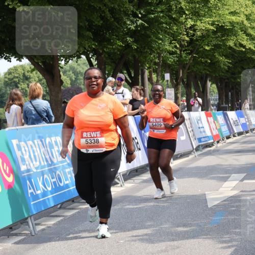 15.06.2025 - REWE Women's Run Strokosch-Dieckow http://msf.ph/oto/7940939 15.06.2025 11:22:08 Ziel 5338, 5409 meine-sportfotos.de