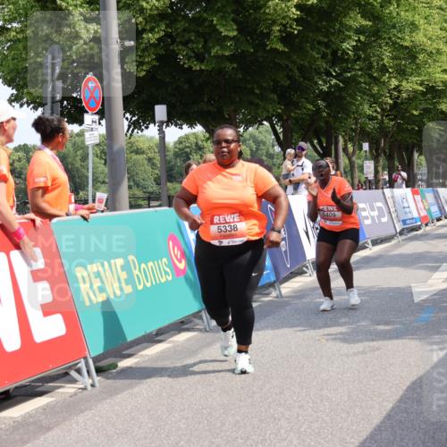 15.06.2025 - REWE Women's Run Strokosch-Dieckow http://msf.ph/oto/7940957 15.06.2025 11:22:09 Ziel 5338, 5409 meine-sportfotos.de