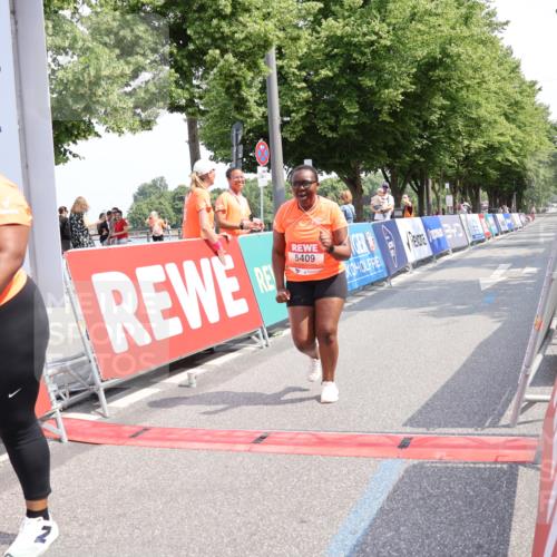 15.06.2025 - REWE Women's Run Strokosch-Dieckow http://msf.ph/oto/7941049 15.06.2025 11:22:11 Ziel 5338, 5409 meine-sportfotos.de