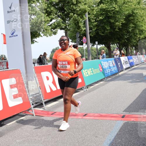 15.06.2025 - REWE Women's Run Strokosch-Dieckow http://msf.ph/oto/7941074 15.06.2025 11:22:12 Ziel 5338, 5409 meine-sportfotos.de