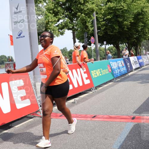15.06.2025 - REWE Women's Run Strokosch-Dieckow http://msf.ph/oto/7941086 15.06.2025 11:22:12 Ziel 5338, 5409 meine-sportfotos.de