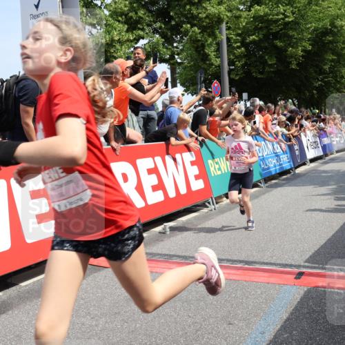 15.06.2025 - REWE Women's Run Strokosch-Dieckow http://msf.ph/oto/7941392 15.06.2025 11:34:04 Ziel 130, 132, 151, 158, 187, 204, 244, 249, 292 meine-sportfotos.de