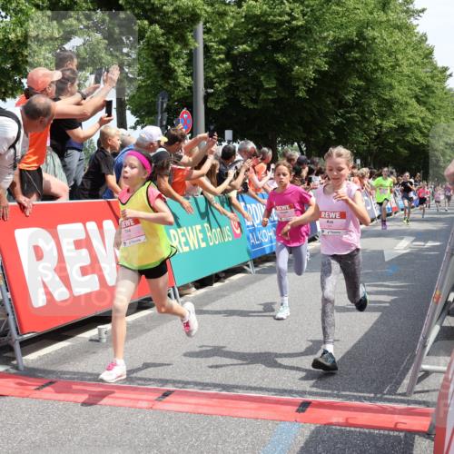15.06.2025 - REWE Women's Run Strokosch-Dieckow http://msf.ph/oto/7941455 15.06.2025 11:34:08 Ziel 130, 132, 142, 151, 158, 244, 267, 276, 292, 322 meine-sportfotos.de