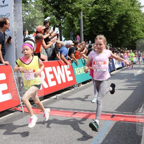 15.06.2025 - REWE Women's Run Strokosch-Dieckow http://msf.ph/oto/7941465 15.06.2025 11:34:08 Ziel 130, 132, 142, 151, 158, 244, 267, 276, 292, 322 meine-sportfotos.de