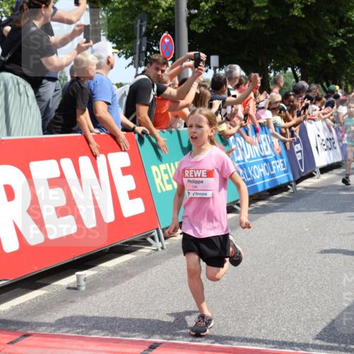 15.06.2025 - REWE Women's Run Strokosch-Dieckow http://msf.ph/oto/7941645 15.06.2025 11:34:16 Ziel 142, 144, 186, 195, 242, 267, 276, 288, 291, 322 meine-sportfotos.de