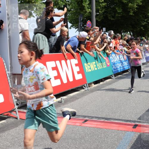 15.06.2025 - REWE Women's Run Strokosch-Dieckow http://msf.ph/oto/7941717 15.06.2025 11:34:19 Ziel 142, 144, 184, 185, 186, 195, 242, 267, 276, 288, 291 meine-sportfotos.de